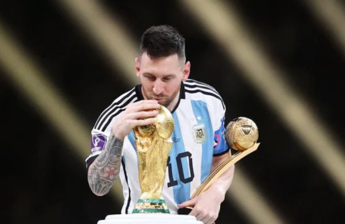 Messi hôn cúp vàng, sau quá nhiều năm chờ đợi.