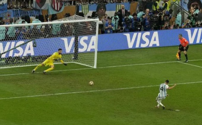 Đây là khoảnh khắc Gonzalo Montiel đá trúng quả penalty thứ 4, xác định kết quả trận đấu.