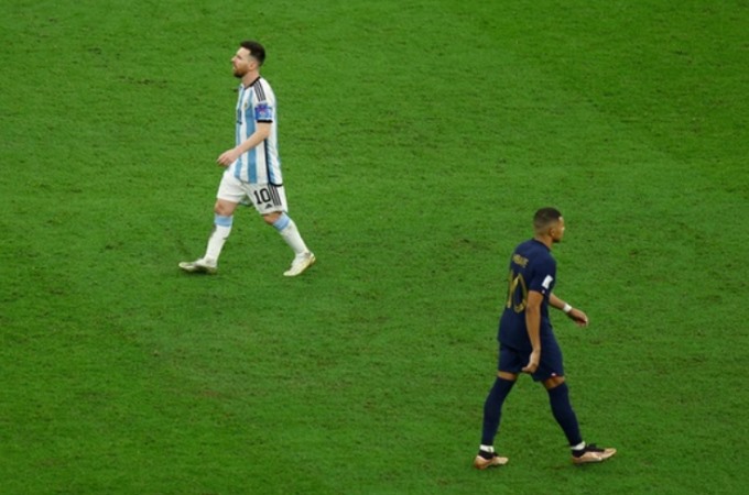 Từ 2 đồng đội ở PSG, Messi và Mbappe trở thành 2 đối thủ ở trận chung kết World Cup và là 2 cầu thủ tỏa sáng nhất trận đấu.