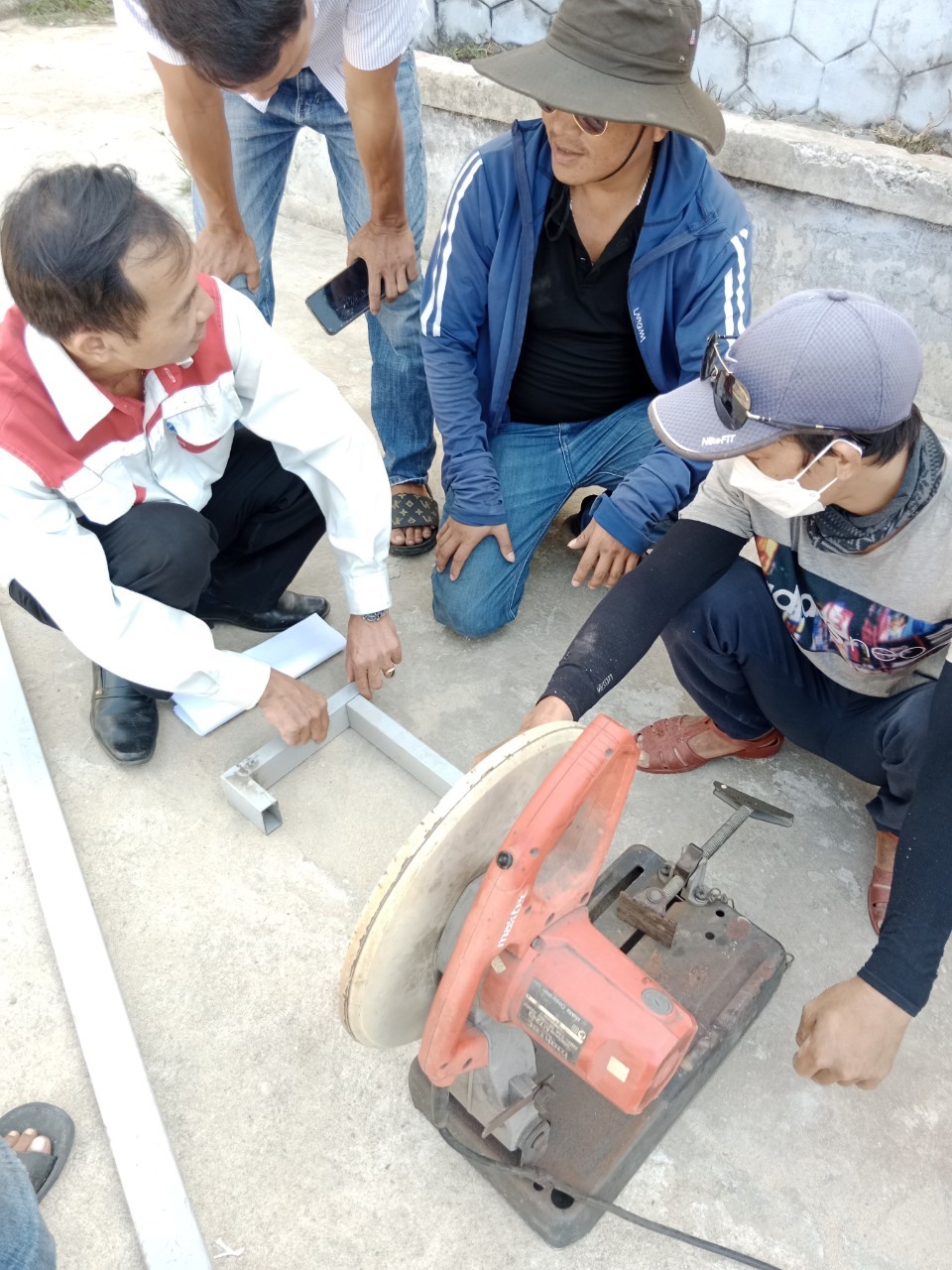 Các học viên lớp đào tạo nghề kỹ thuật gò hàn ở xã Hải An, huyện Hải Lăng trong giờ thực hành - Ảnh: LM