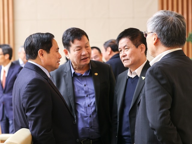 Thủ tướng trao đổi với các đại biểu dự Hội nghị - Ảnh: VGP/Nhật Bắc