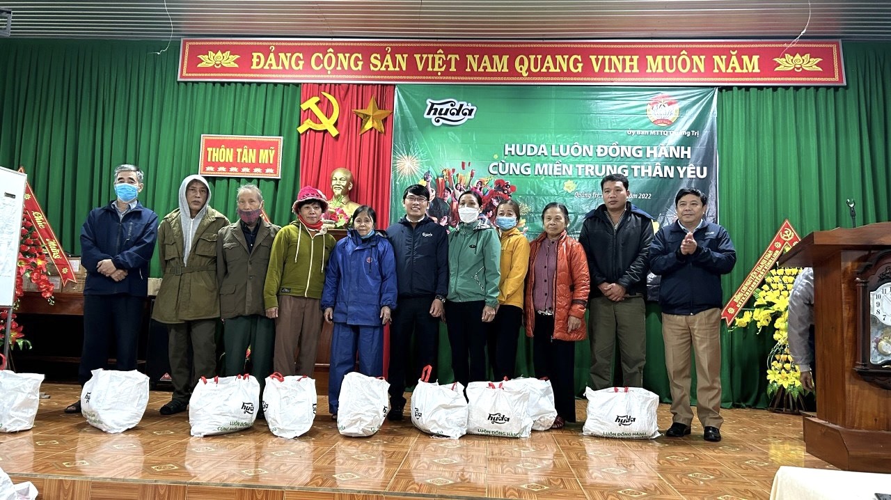 Các đối tượng khó khăn ở xã Vĩnh Giang nhận quà hỗ trợ -Ảnh: Nguyễn Trang