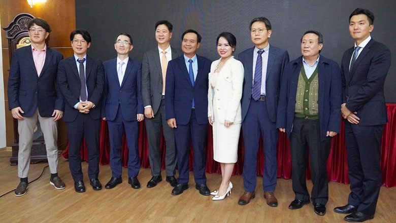 Tổ hợp nhà đầu tư chụp ảnh lưu niệm cùng lãnh đạo tỉnh Quảng Trị
