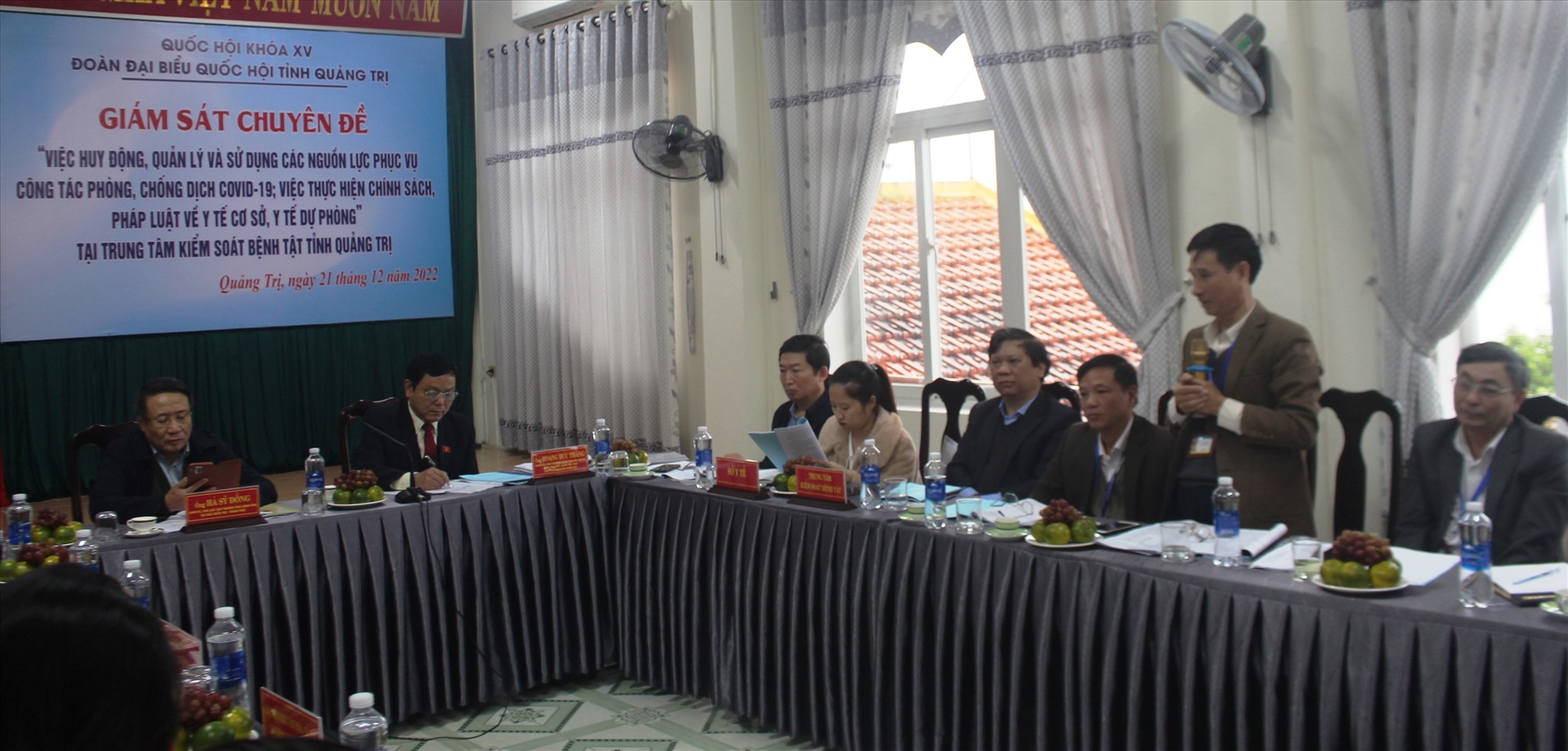 Đại diện lãnh đạo Trung tâm Kiểm soát bệnh tật tỉnh Quảng Trị báo cáo về hoạt động phòng chống dịch Covid-19. Ảnh: Bội Nhiên