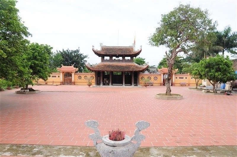 Sân ngôi chùa cổ Sùng Nghiêm Diên Thánh (Thanh Hoá).