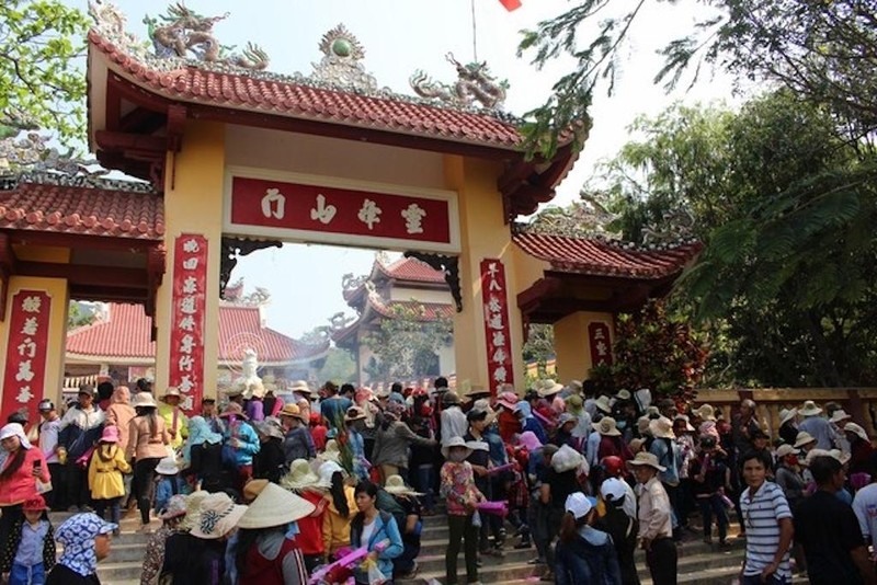 Người dân tấp nập về dự hội chùa Linh Phong (Bình Định).