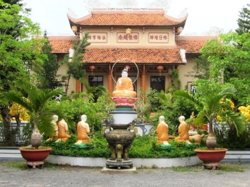 Sân chính chùa Thiên Bửu (Khánh Hoà).