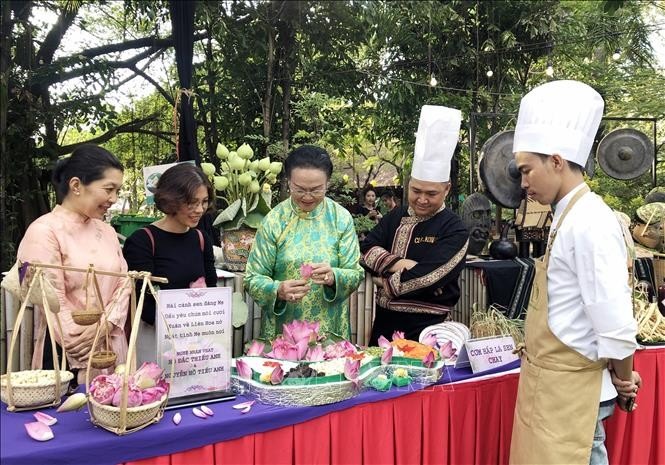 Nghệ nhân ẩm thực quảng diễn phương thức chế biến các món ẩm thực tiêu biểu Việt Nam bên lề sự kiện.