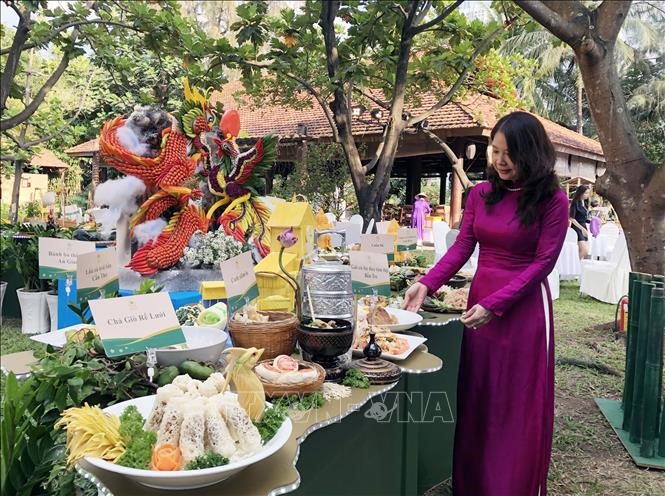 Các món ẩm thực tiêu biểu Việt Nam được trình bày bên lề sự kiện.