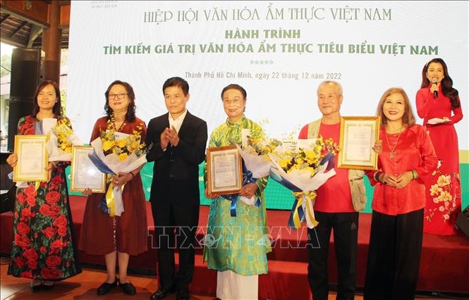 Đại diện Hiệp hội Văn hóa và Ẩm thực Việt Nam trao Chứng nhận cho tổ chức, cá nhân tham gia Đề án “Xây dựng và phát triển văn hóa ẩm thực Việt Nam thành thương hiệu quốc gia, giai đoạn 2022 - 2024” tại sự kiện.