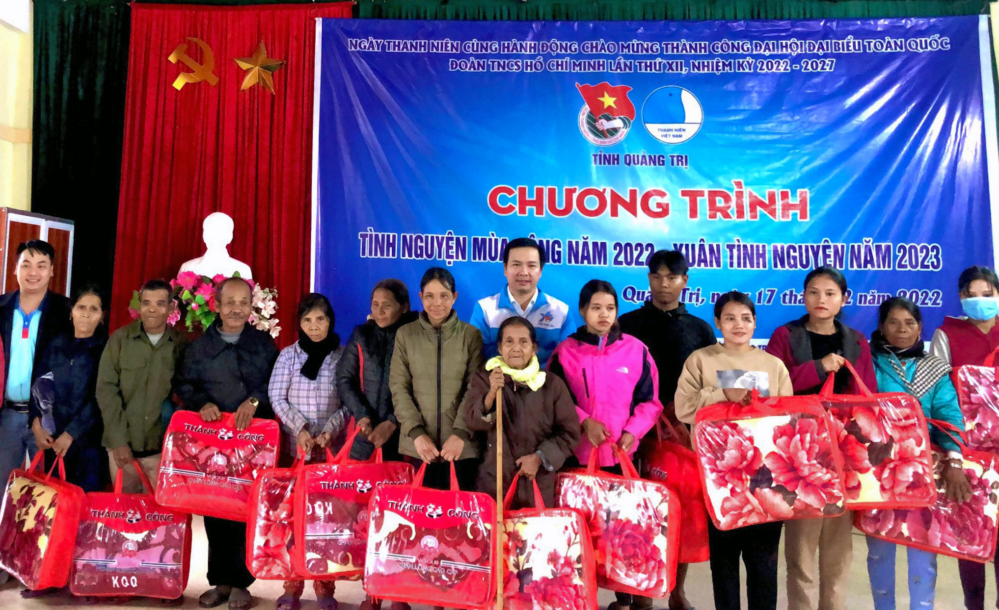 Phó Bí thư Thường trực Tỉnh đoàn Mai Văn Nam trao quà cho người dân xã A Ngo, huyện Đakrông - Ảnh: T.L