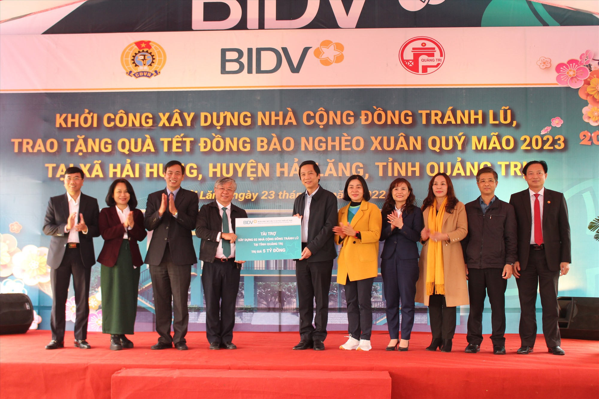 Đại diện BIDV trao biển tượng trưng hỗ trợ 5 tỉ đồng cho tỉnh Quảng Trị xây dựng các công trình nhà văn hóa cộng đồng kết hợp tránh lũ - Ảnh: T.T