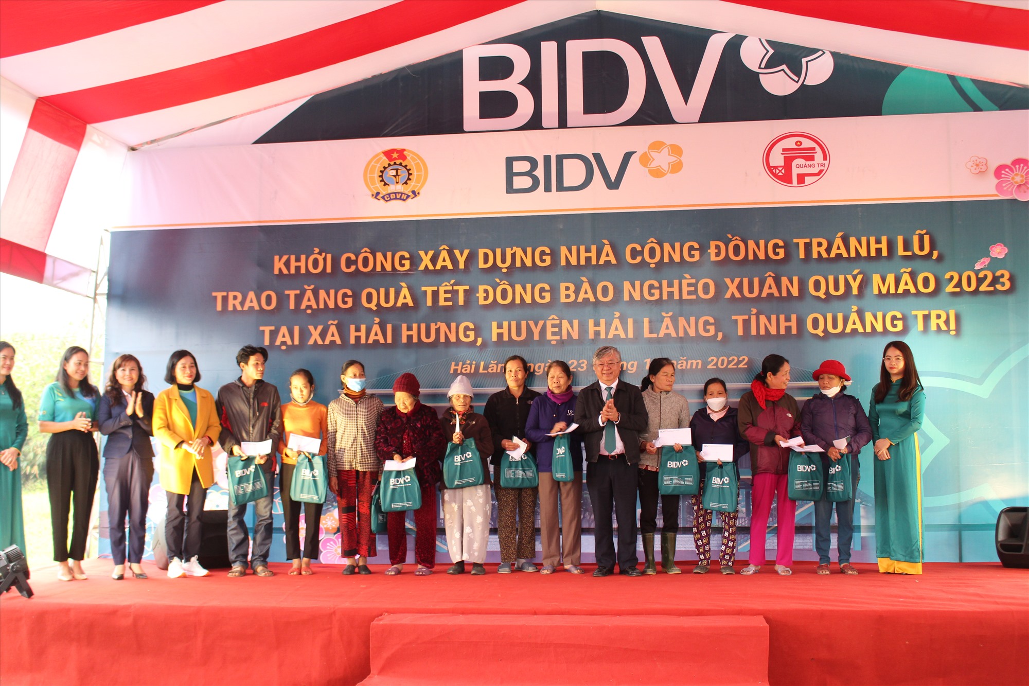 Đại diện BIDV trao tặng quà tết cho các hộ dân có hoàn cảnh khó khăn ở huyện Hải Lăng - Ảnh: T.T