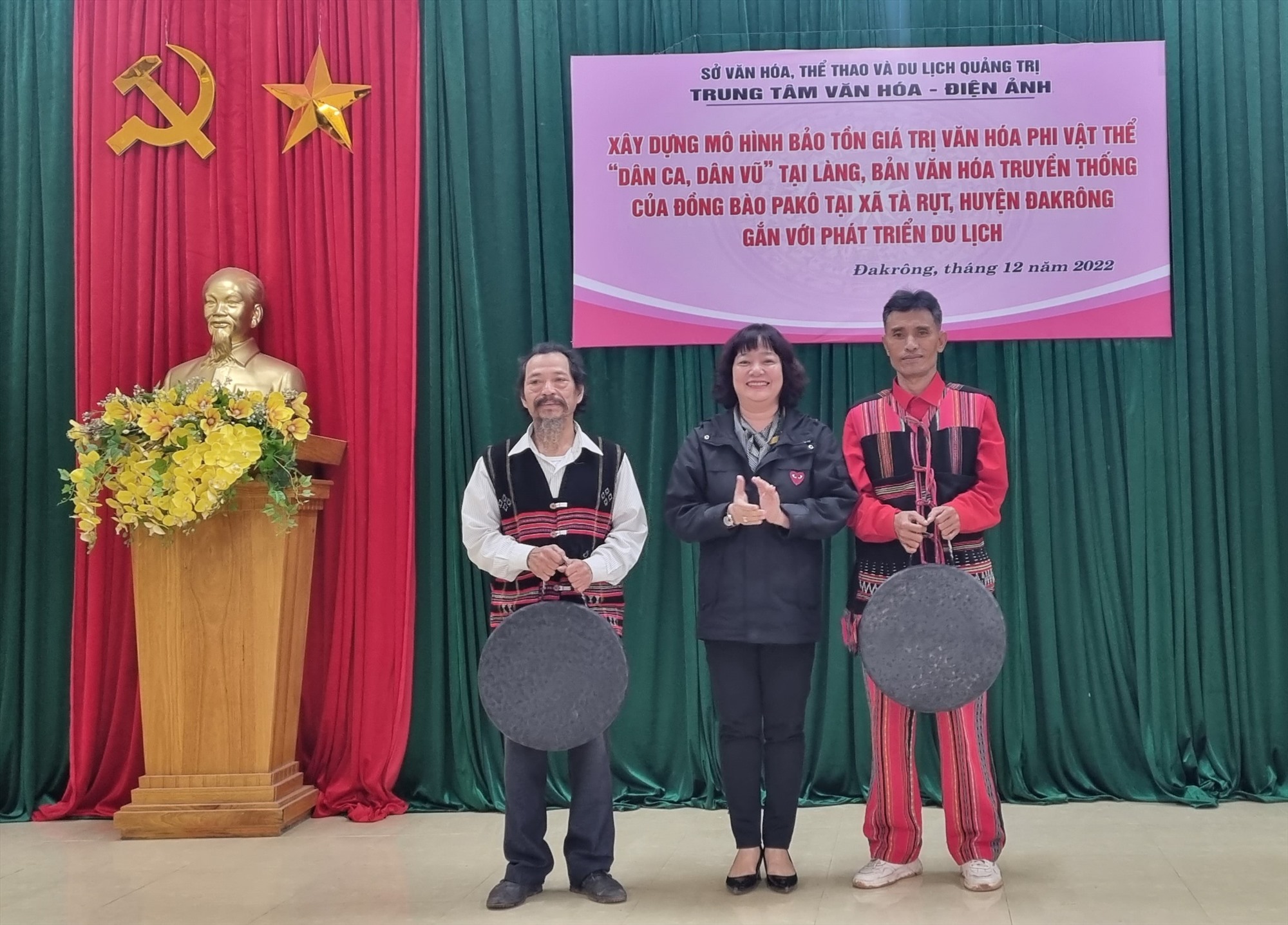 Giám đốc Trung tâm Văn hóa – Điện ảnh tỉnh Lê Thị Việt Hà trao tặng nhạc cụ truyền thống cho đồng bào Pa Kô tại xã Tà Rụt - Ảnh: K.S