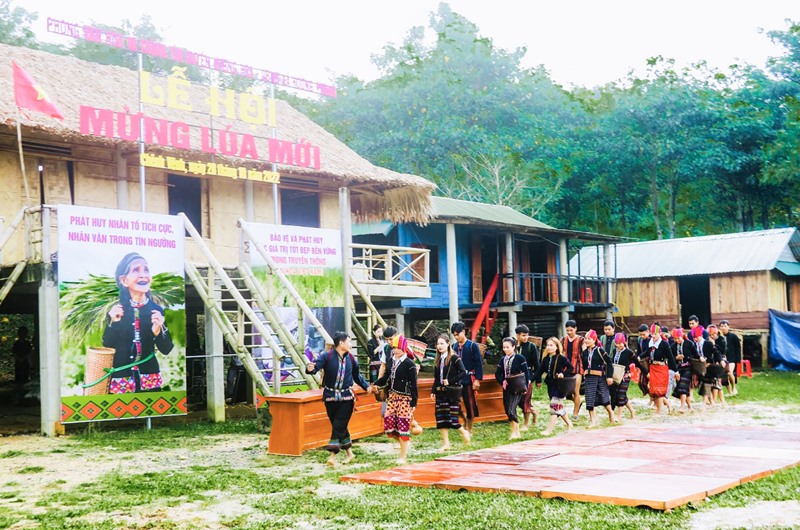 Lễ hội “Mừng lúa mới” của đồng bào dân tộc Vân Kiều tại thôn Chênh Vênh, xã Hướng Phùng được phục dựng thu hút sự tham gia của du khách gần xa - Ảnh: T.T
