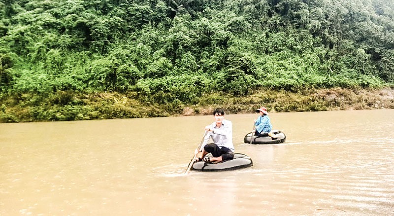 Người dân bản Pa Hy vượt sông Đakrông bằng săm xe ô tô - Ảnh: H.A