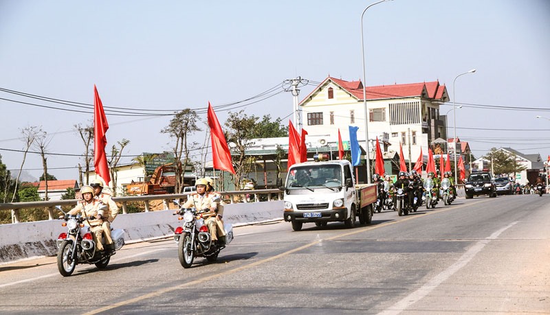 Huyện Hướng Hóa ra quân tuyên truyền về an toàn giao thông - Ảnh: N.Đ.P