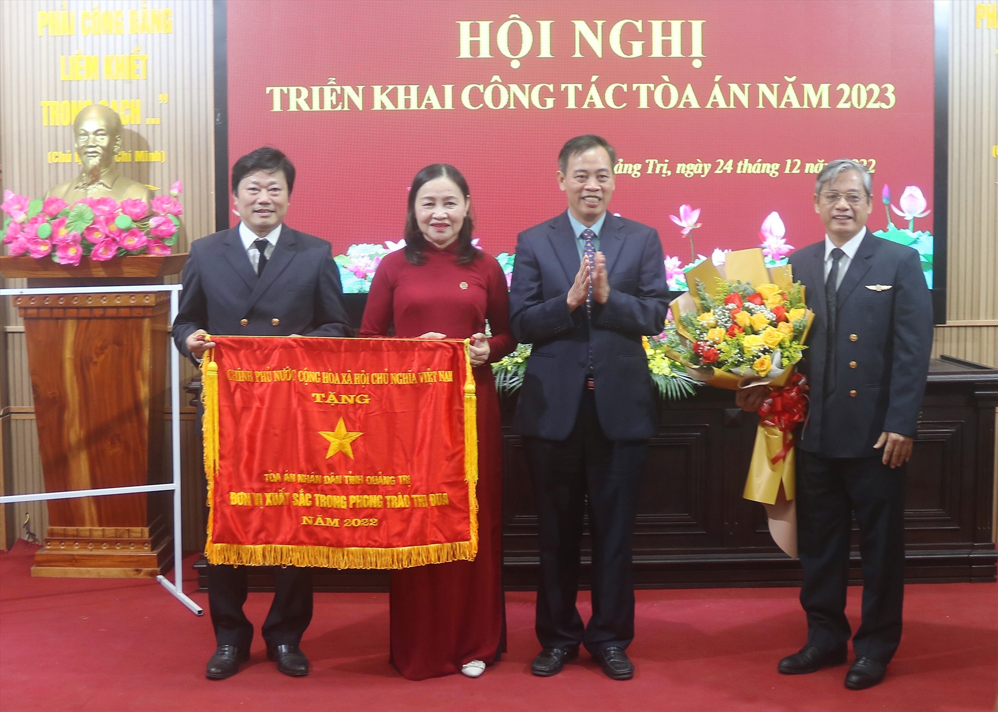 Phó Bí thư Thường trực Tỉnh ủy, Chủ tịch HĐND tỉnh Nguyễn Đăng Quang trao Cờ thi đua của Thủ tướng Chính phủ cho Toà án nhân dân tỉnh - Ảnh: N.B