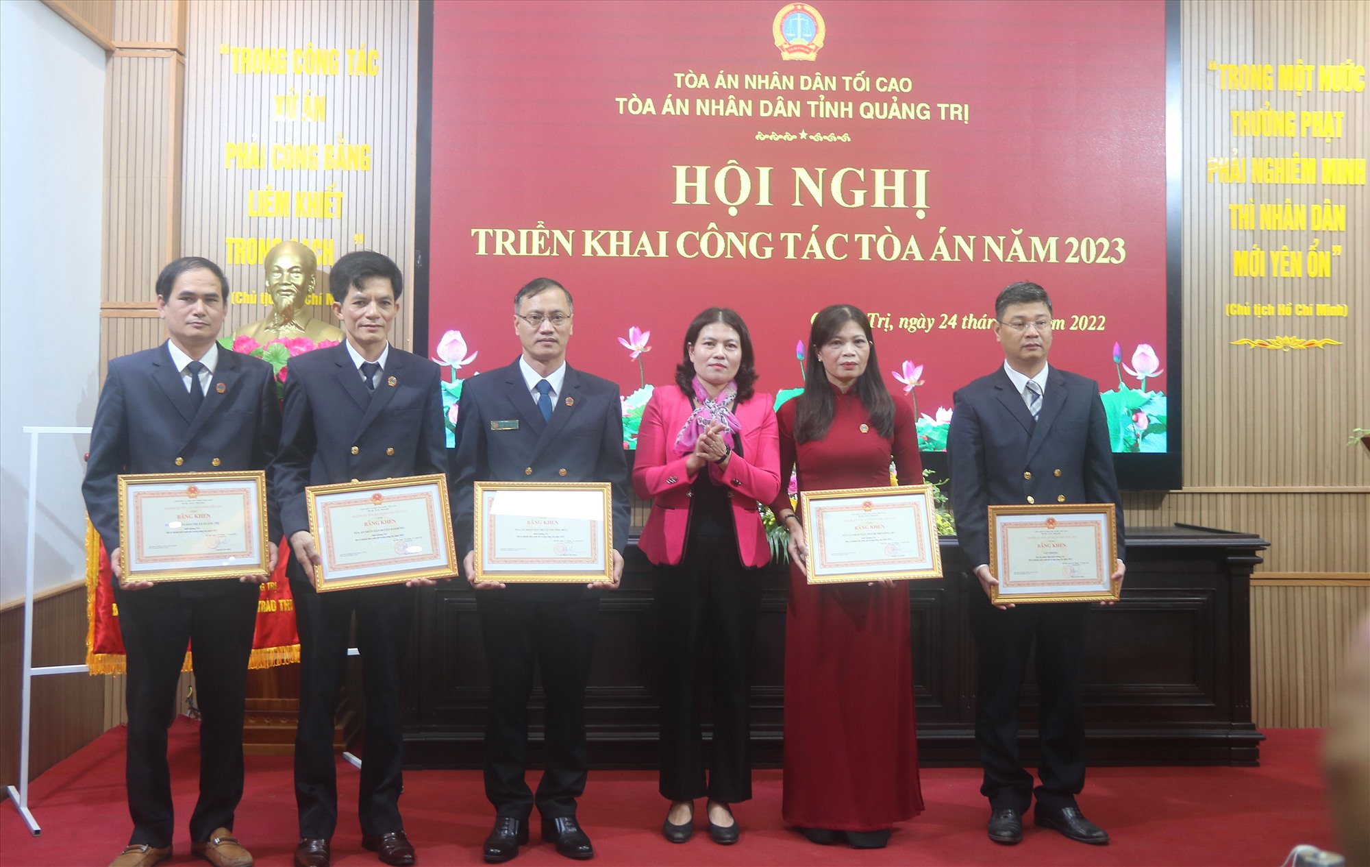 Trưởng Ban Nội chính Tỉnh ủy Ly Kiều Vân trao bằng khen của Chánh án Toà án nhân dân Tối cao cho các tập thể đạt thành tích cao trong công tác tòa án - Ảnh: N.B