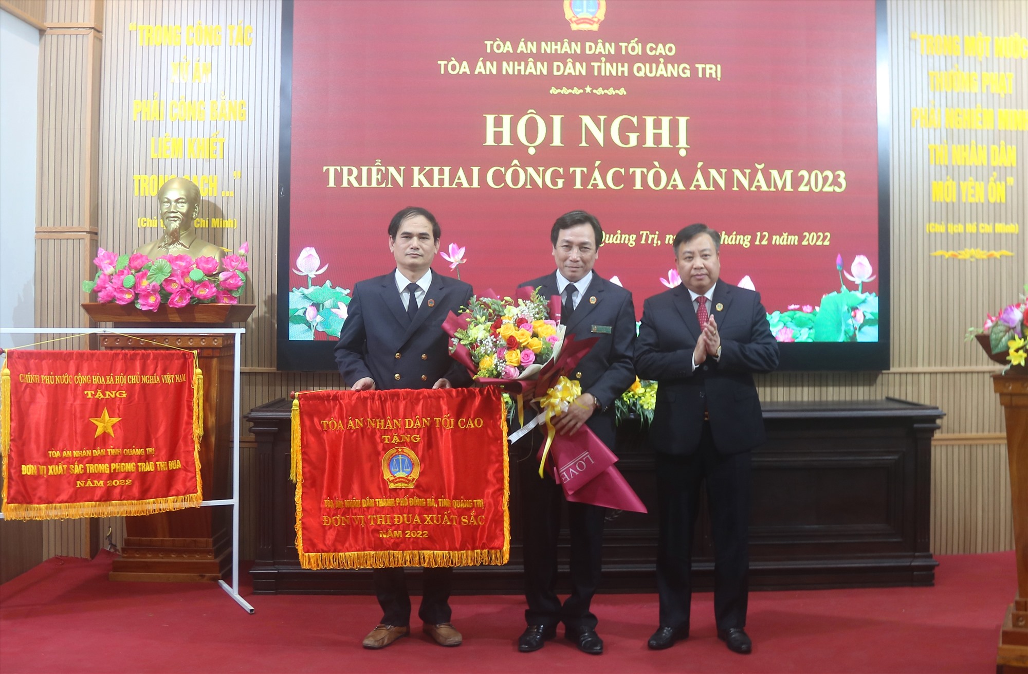 Phó Chánh án Toà án nhân dân Tối cao Nguyễn Quốc Hưng trao Cờ thi đua xuất sắc cho Tòa án nhân dân TP. Đông Hà - Ảnh: N.B