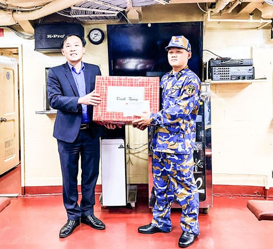 Phó Bí thư Tỉnh đoàn Phạm Xuân Khánh thay mặt đoàn công tác tặng quà cho đại diện cán bộ, chiến sĩ hải quân - Ảnh: T.L