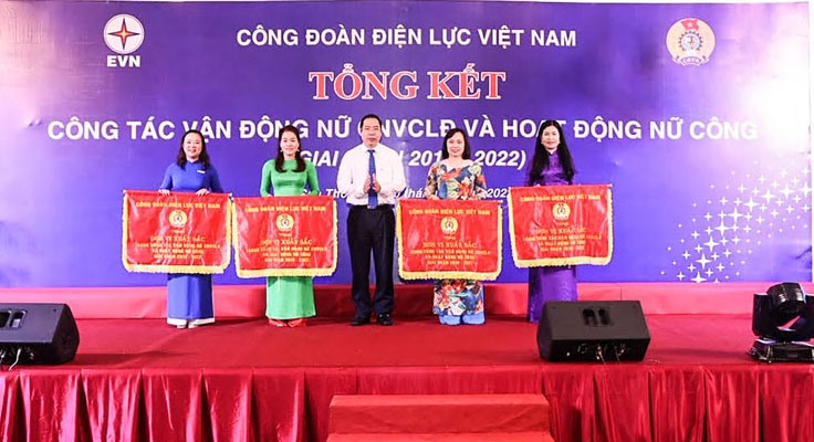 Phó Chủ tịch Công đoàn, Trưởng Ban Nữ công PC Quảng Trị Nguyễn Thị Diệu Thúy (đứng thứ 2 bên trái qua) nhận cờ thi đua đơn vị xuất sắc trong công tác vận động nữ CNVC,LĐ và hoạt động nữ công của Công đoàn Điện lực Việt Nam giai đoạn 2018 - 2022 - Ảnh: N.K