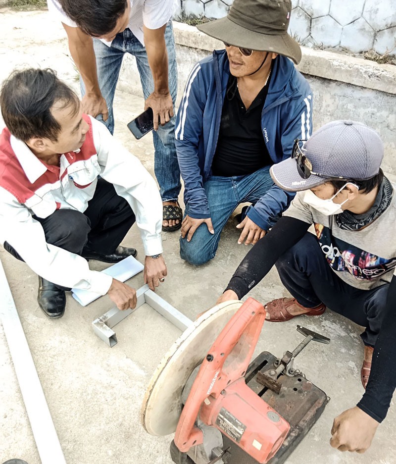 Các học viên lớp đào tạo nghề kỹ thuật gò hàn ở xã Hải An, huyện Hải Lăng trong giờ thực hành - Ảnh: L.M