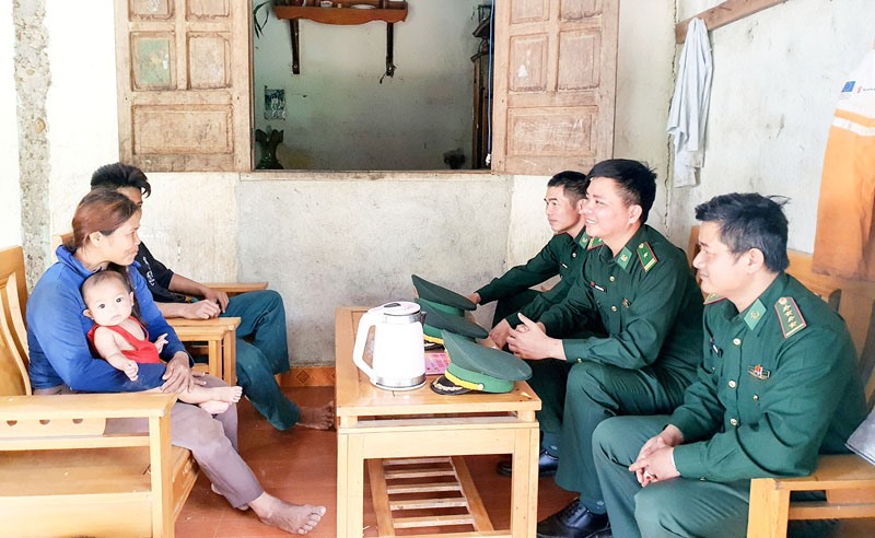 Cán bộ Đồn Biên phòng Hướng Phùng thường xuyên đến thăm hỏi, động viên gia đình bà Hồ Thị Hoa - Ảnh: A.Q