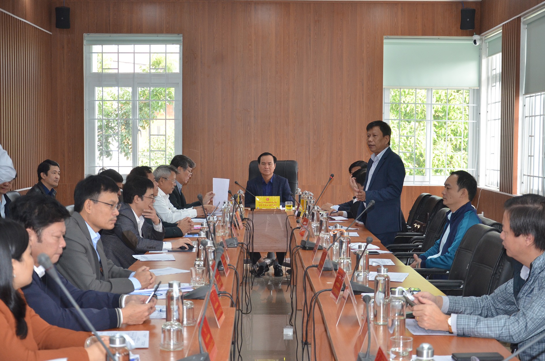Lãnh đạo Sở Tư pháp báo cáo với Chủ tịch UBND tỉnh Võ Văn Hưng về việc áp dụng pháp luật đối với một trường hợp cụ thể tại thị xã Quảng Trị - Ảnh: L.M