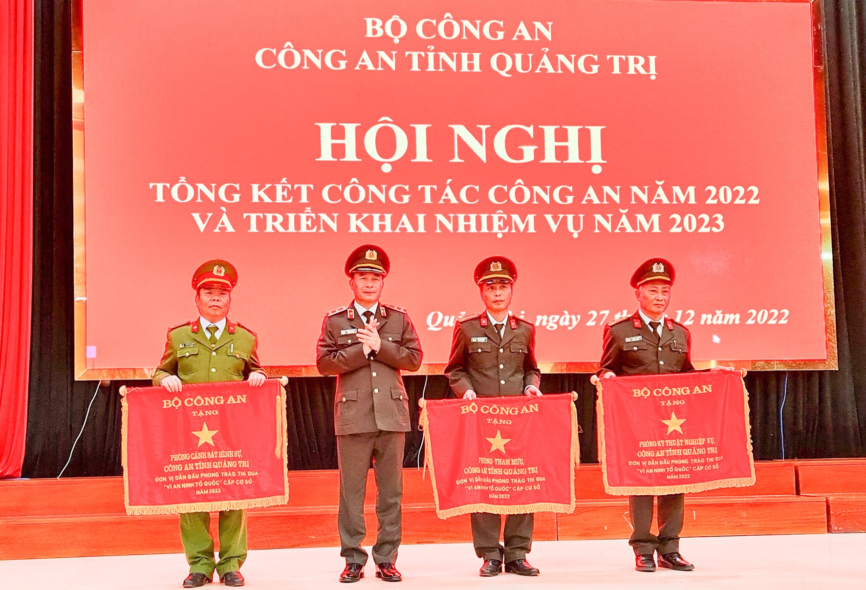Thứ trưởng Bộ Công an, Trung tướng Lê Quốc Hùng trao Cờ thi đua của Bộ Công an cho các tập thể đã có thành tích xuất sắc dẫn đầu phong trào thi đua “Vì an ninh Tổ quốc” năm 2022- Ảnh: NV