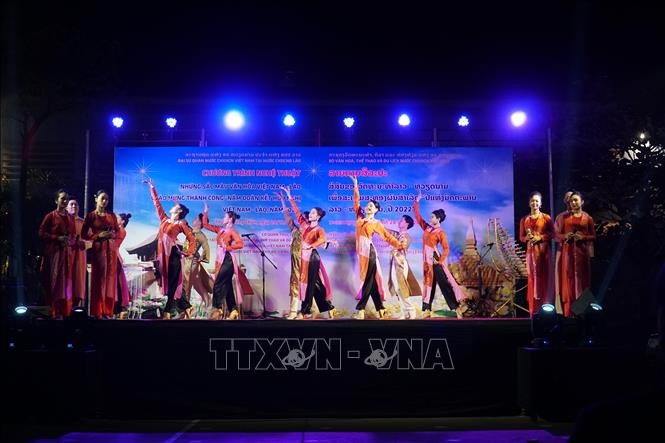 Văn nghệ chào mừng thành công Năm Đoàn kết Hữu nghị Việt Nam - Lào 2022. Ảnh: Đỗ Bá Thành/TTXVN