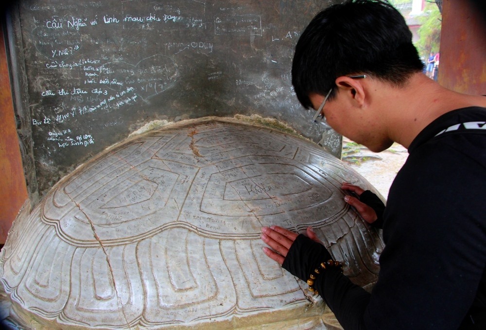 Bia đá và mai rùa đá tại chùa Thiên Mụ (Huế) bị hủy hoại vì hành vi của nhiều du khách kém văn minh