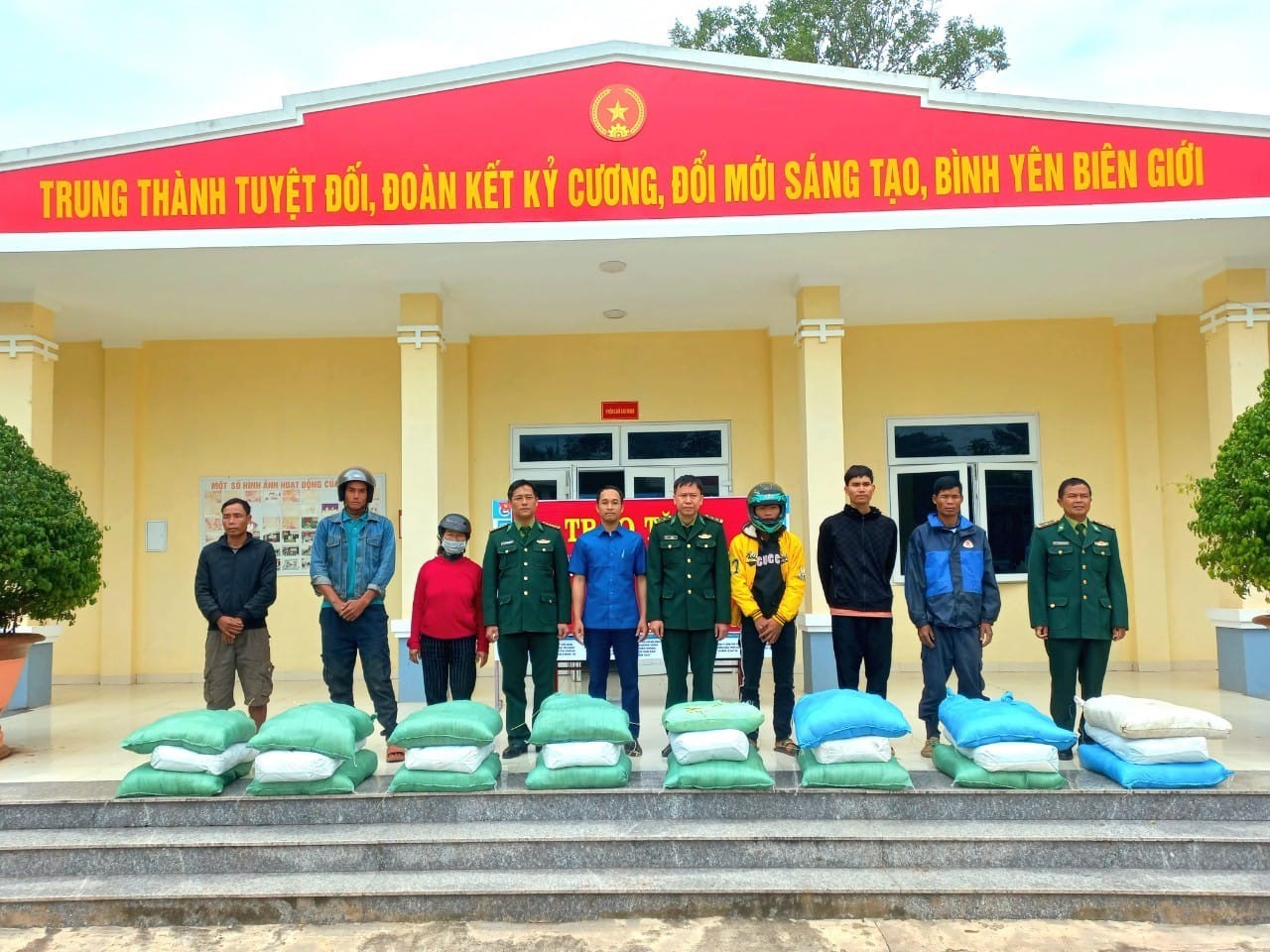 Niềm vui của gần 1.000 đồng bào Vân Kiều xã Thuận, huyện Hướng Hóa, tỉnh Quảng Trị khi nhận 1 tấn muối từ nhóm “Ong chăm”
