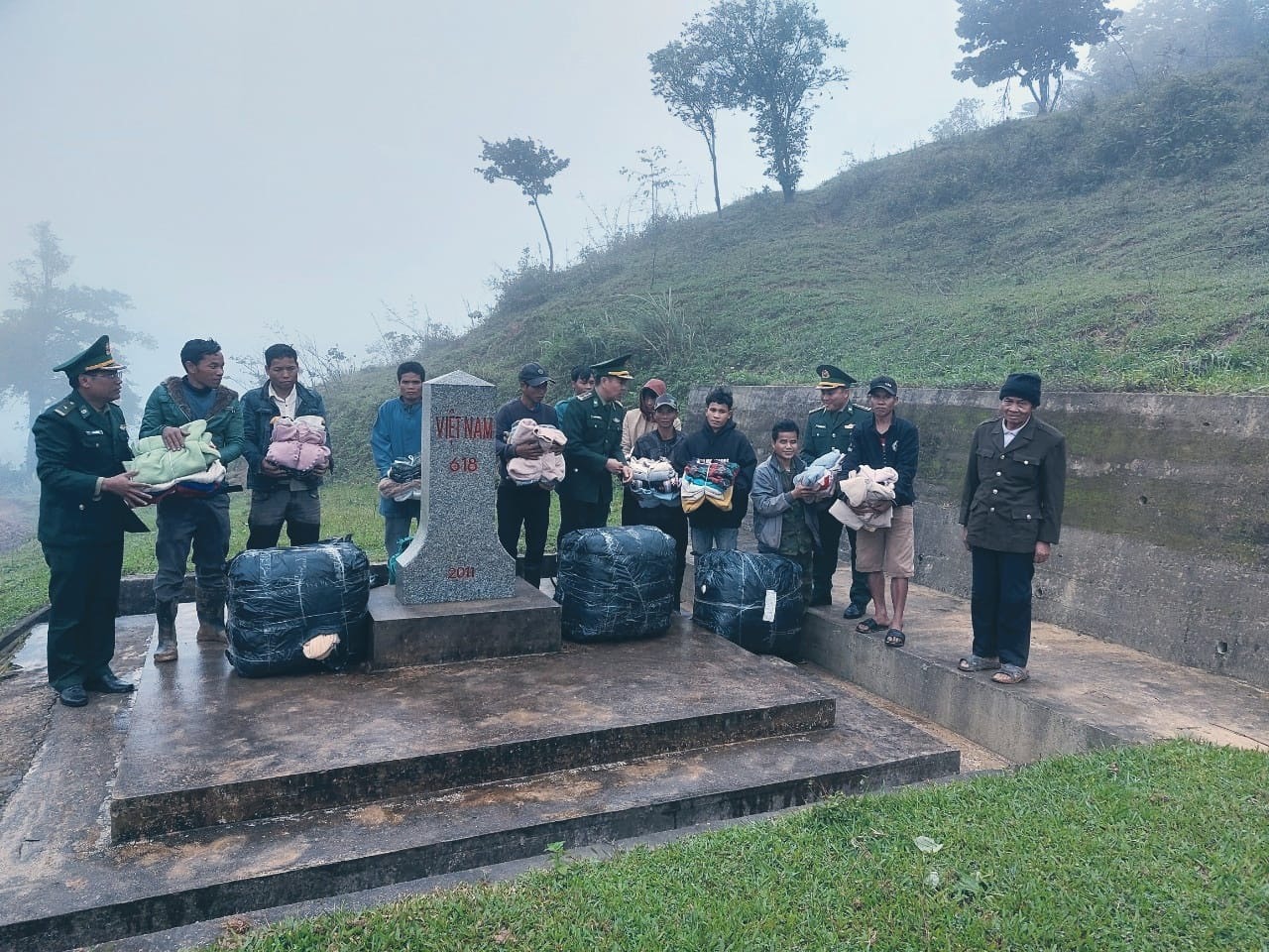 Đồng bào biên giới Việt – Lào (xã Ba Nang, huyện Đakrông, tỉnh Quảng Trị) phấn khởi khi nhận vỏ chăn của nhóm “Ong chăm”.