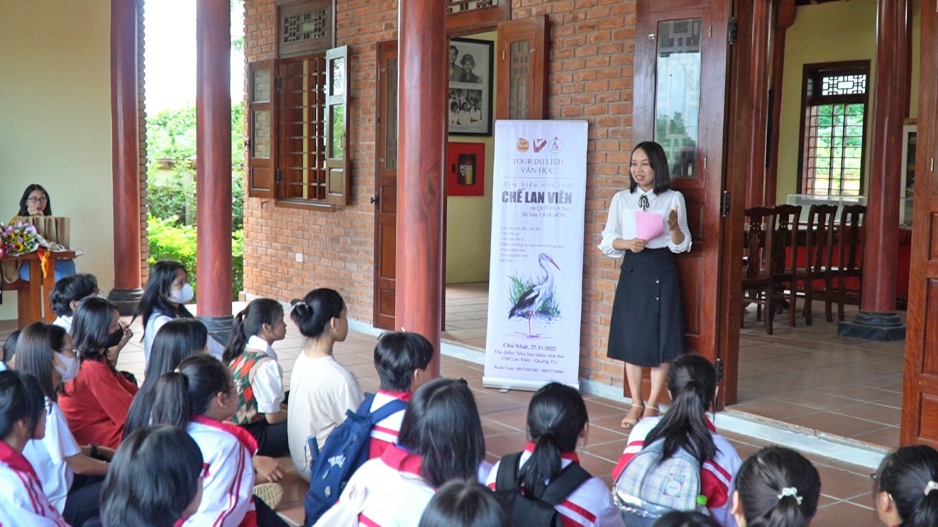 Cô giáo trường THPT chuyên Lê Quý Đôn chia sẻ thêm thông tin về sự nghiệp và cuộc đời của nhà thơ Chế Lan Viên - người con ưu tú của quê hương Quảng Trị - Ảnh: T.P