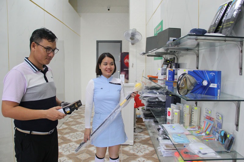 Vợ chồng anh Sang luôn chia sẻ và hướng dẫn tận tình cho người chơi sử dụng hiệu quả các dụng cụ chơi golf -Ảnh: M.Đ