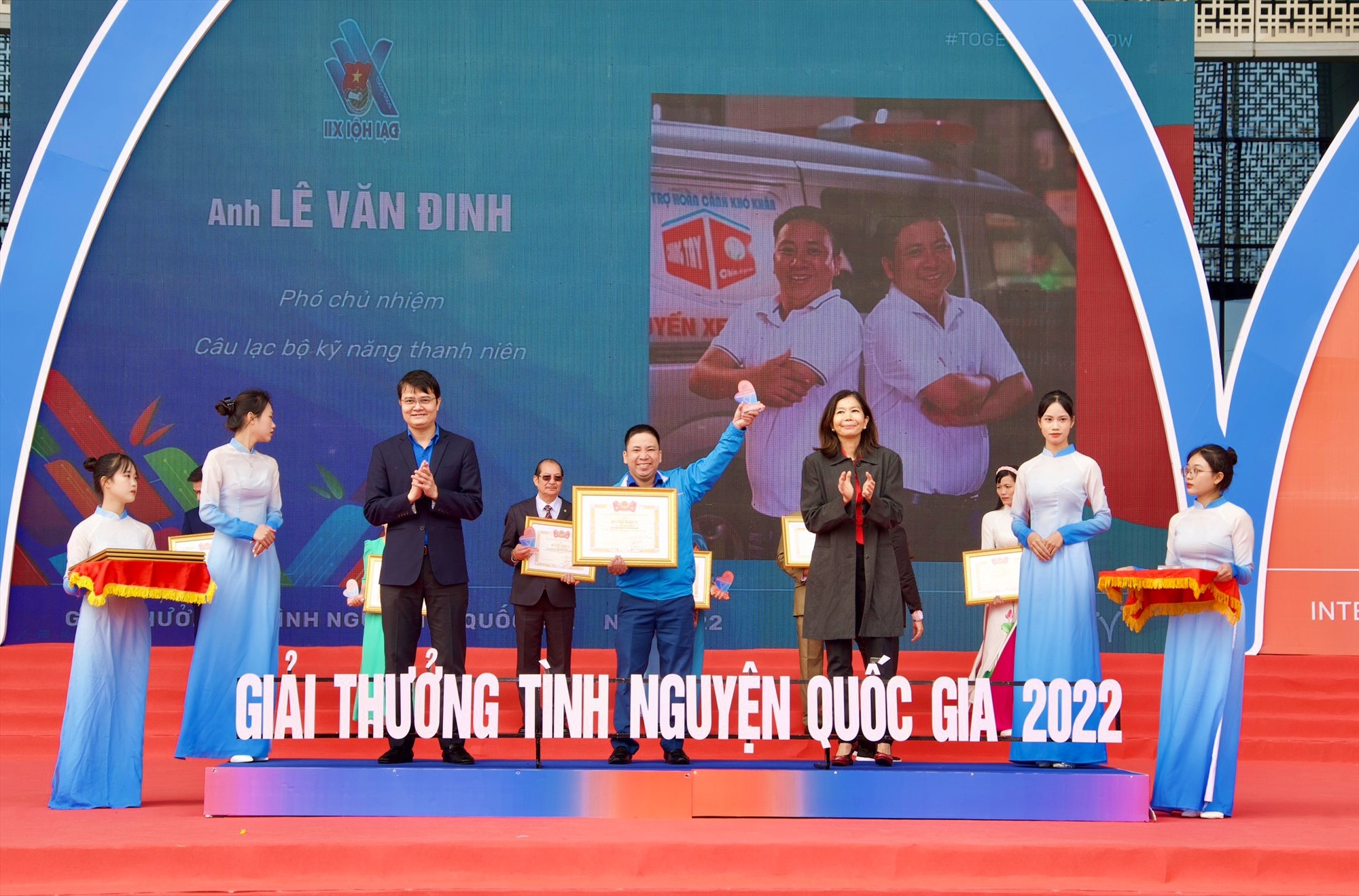 Anh Lê Văn Đinh nhận giải thưởng “Tình nguyện Quốc gia” năm 2022 - Ảnh: NVCC