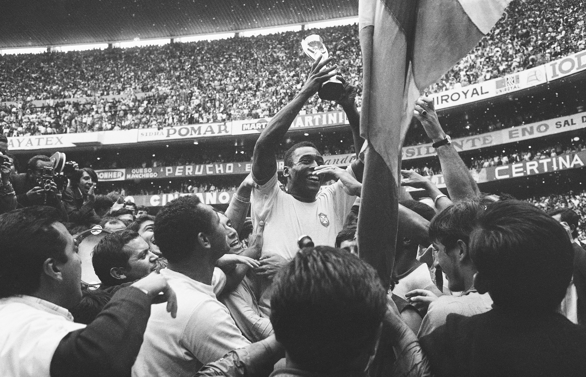 Pele giơ cao chiếc Cúp Jules Rimet hay còn gọi là Cúp FIFA World Cup, sau chiến thắng 4-1 của Brazil trước Ý ở Giải vô địch bóng đá thế giới tại Sân vận động Azteca ở thành phố Mexico vào ngày 21 tháng 6 năm 1970. [Ảnh AP]