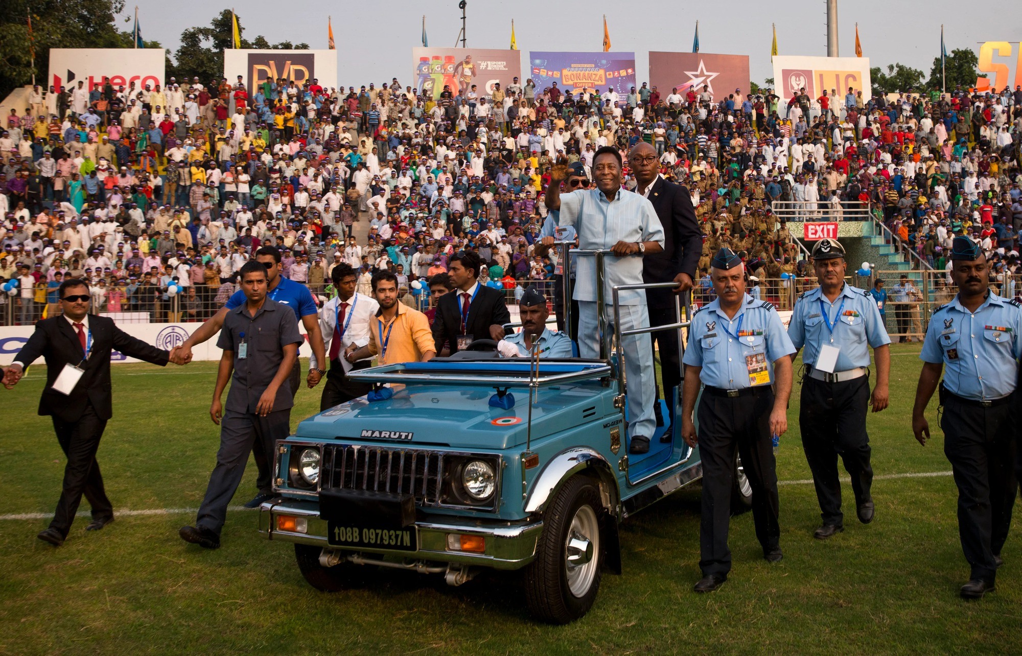 Pele được đưa đi quanh sân vận động trong một chiếc xe mui trần khi tham dự trận đấu Subroto Cup ở New Delhi, Ấn Độ, ngày 16 tháng 10 năm 2015. [Ảnh: Saurabh Das/AP]