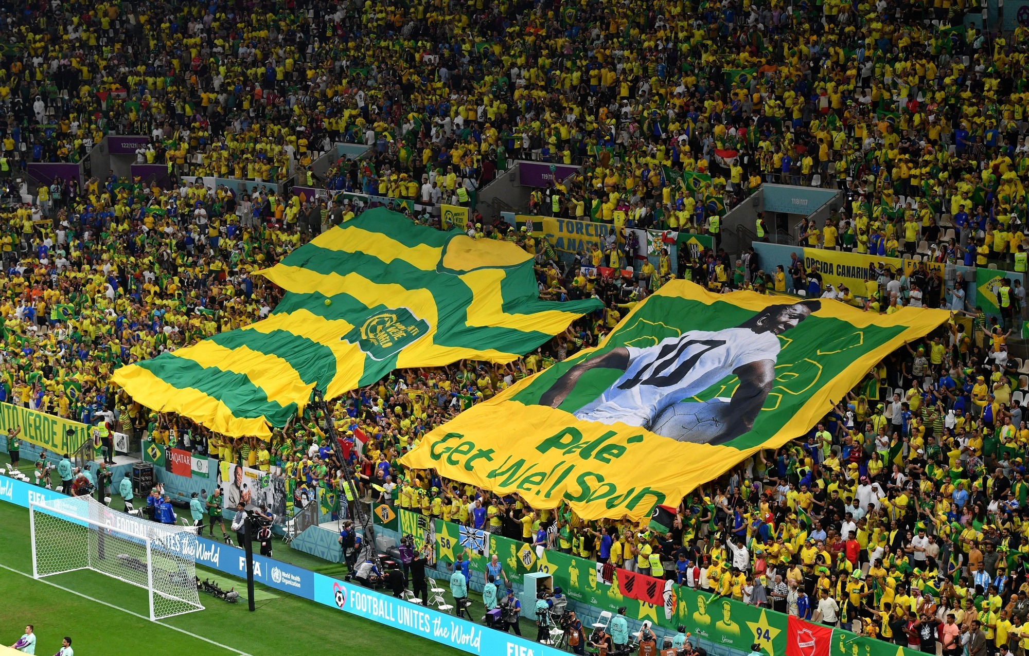 Các cổ động viên Brazil giương cao biểu ngữ chúc sức khỏe cựu danh thủ Pele bên trong Sân vận động Lusail trước trận đấu giữa Cameroon và Brazil vào ngày 2 tháng 12 năm 2022. [Ảnh: Jennifer Lorenzini/Reuters]