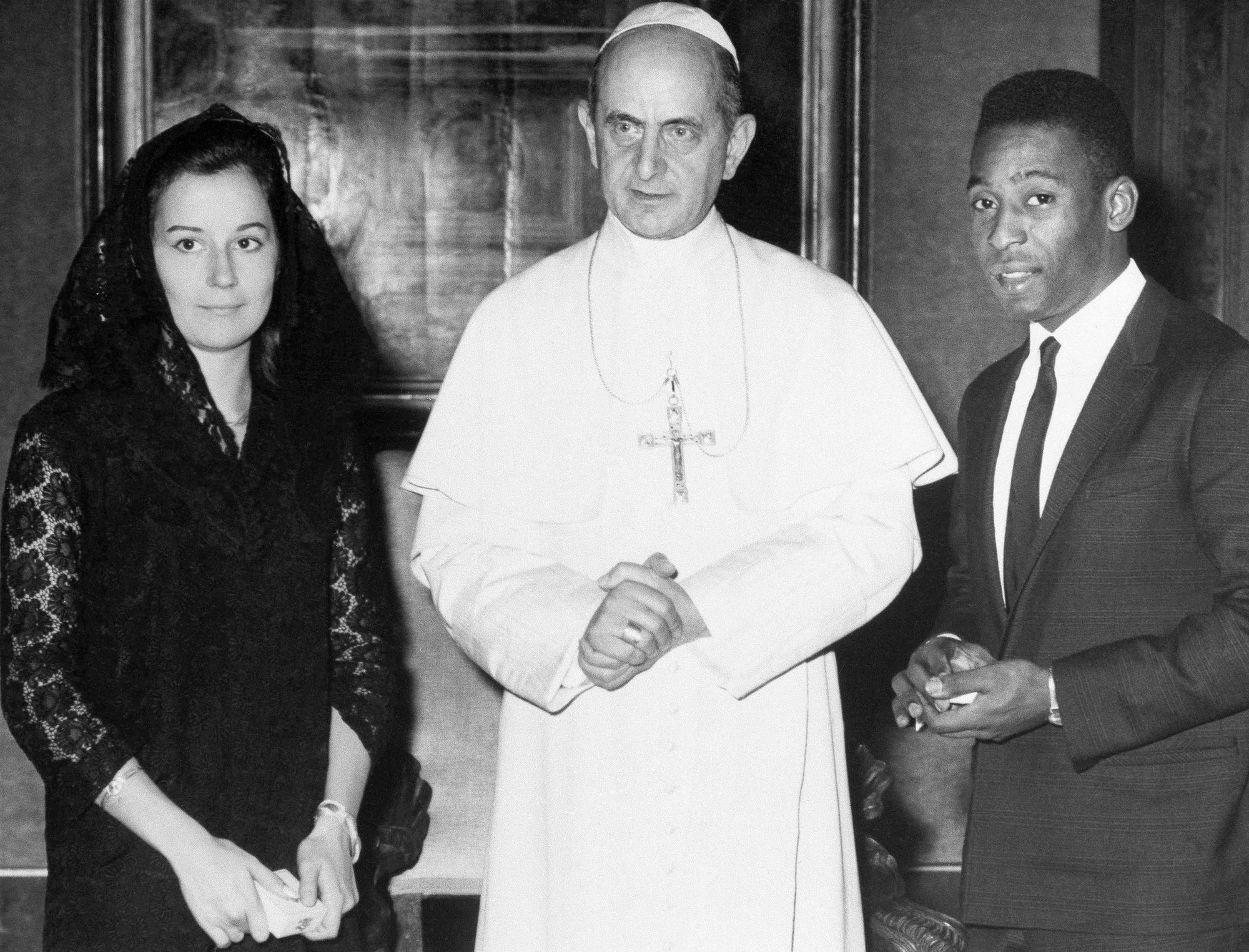 Giáo hoàng Paul VI chụp ảnh cùng Pele và vợ ông, bà Rosemeri, trong buổi tiếp kiến đặc biệt tại studio riêng của giáo hoàng vào năm 1966. Cặp đôi người Brazil đã hưởng tuần trăng mật ở Đức, Áo và Ý. [Tập tin: Ảnh AP]