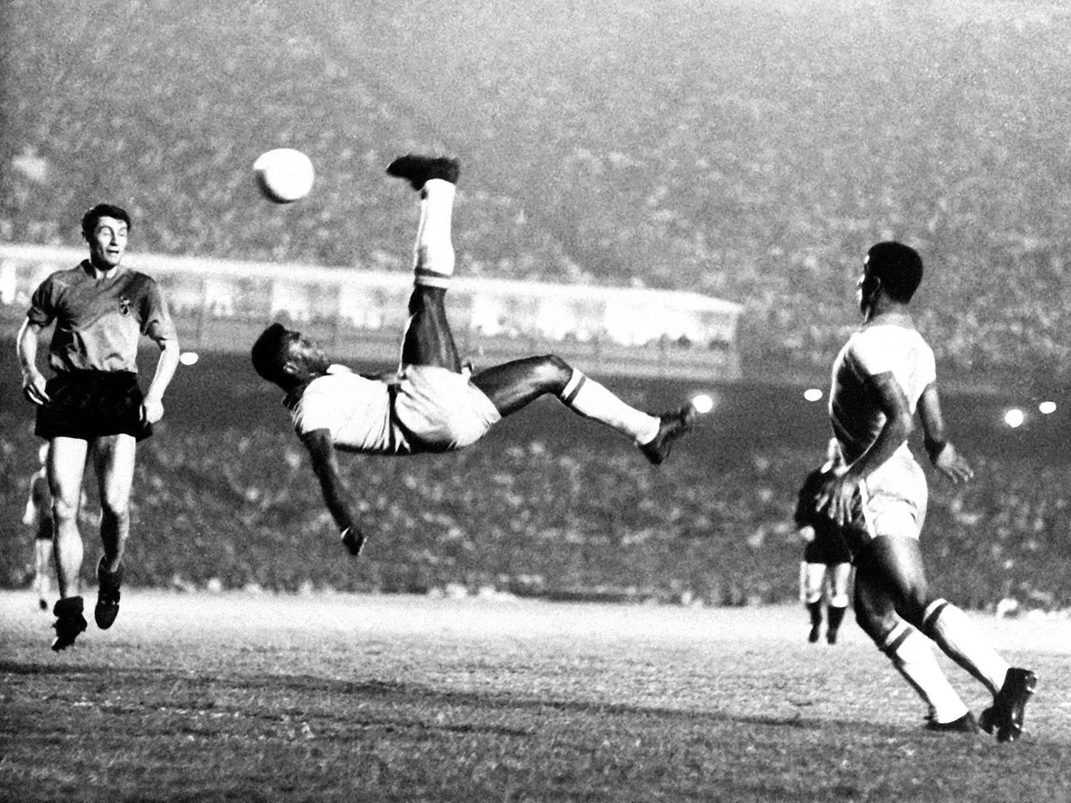 Pele với cú vô lê trong một trận đấu năm 1968 tại một địa điểm không xác định. [Ảnh: AP]