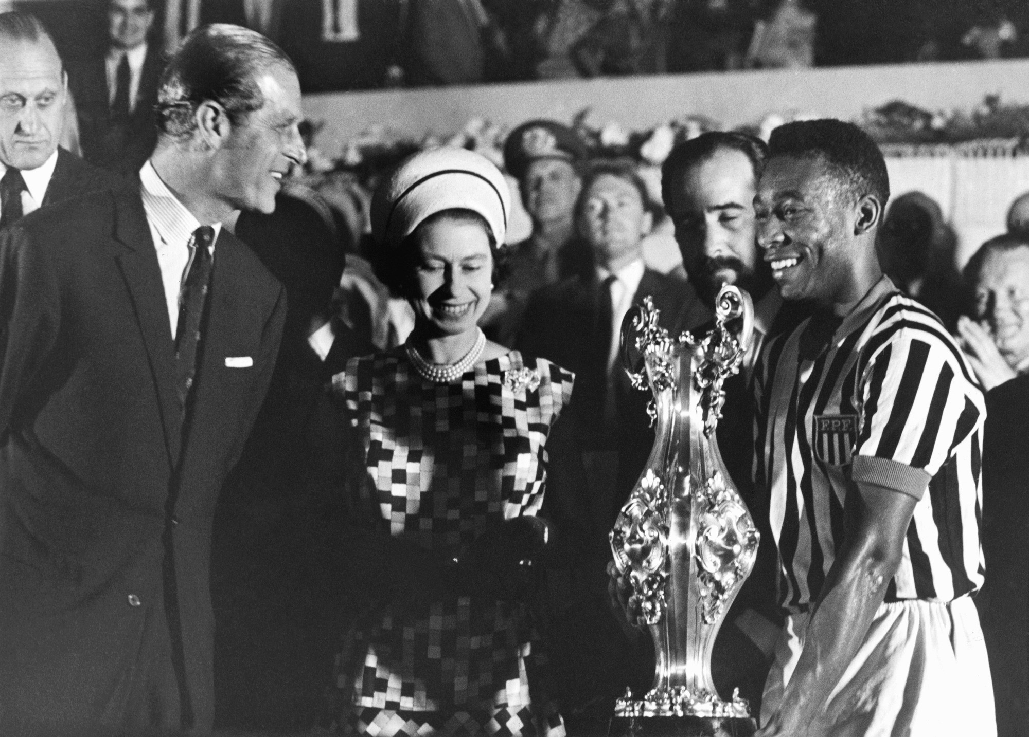 Nữ hoàng Anh Elizabeth II cùng với Hoàng tử Philip trao cúp cho Pele, tại một sân vận động ở Rio de Janeiro trong chuyến công du Nam Mỹ năm 1968. [Ảnh; AP]