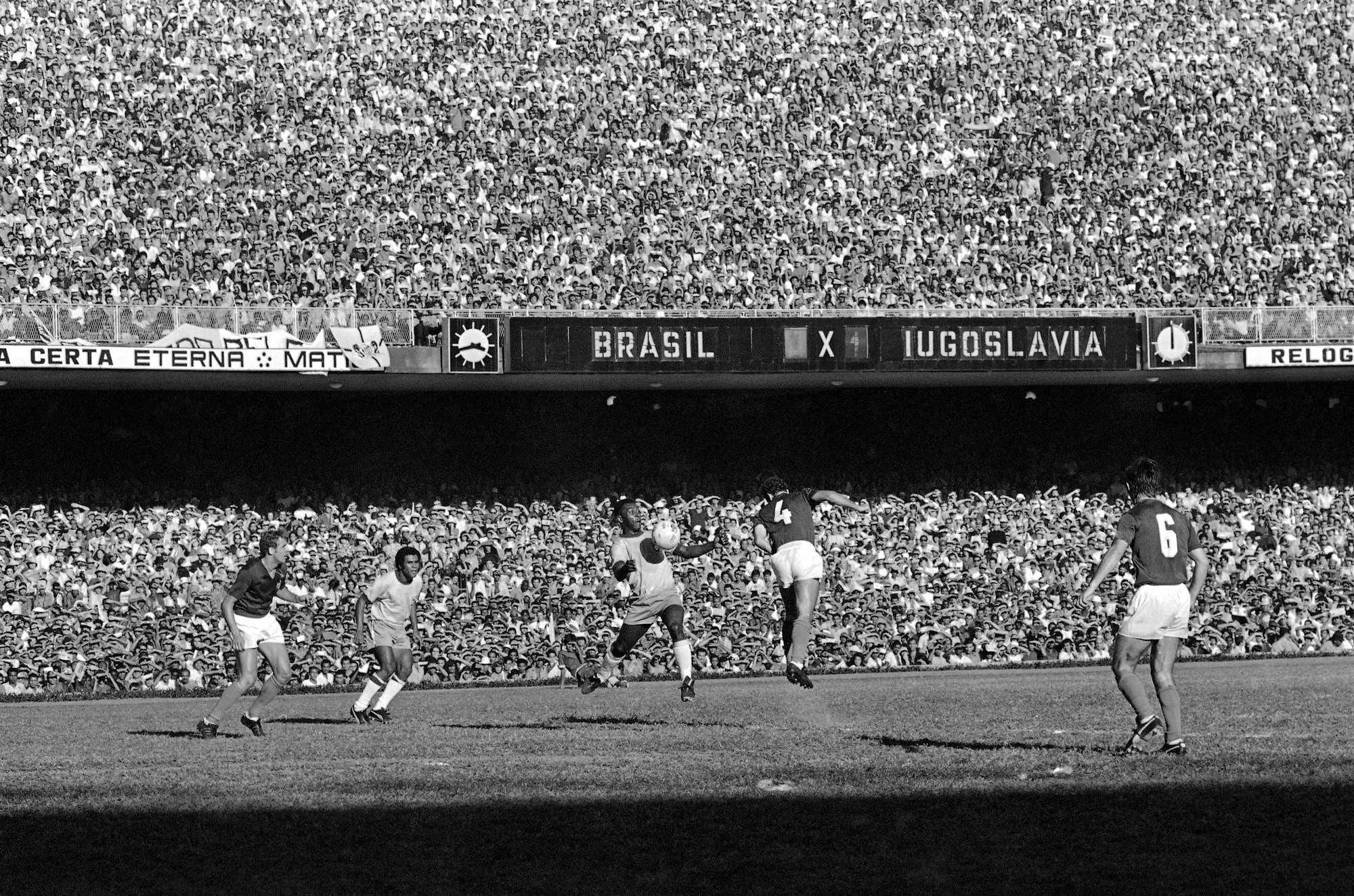 Pele giơ cao chiếc Cúp Jules Rimet hay còn gọi là Cúp FIFA World Cup, sau chiến thắng 4-1 của Brazil trước Ý ở Giải vô địch bóng đá thế giới tại Sân vận động Azteca ở thành phố Mexico vào ngày 21 tháng 6 năm 1970. [Ảnh AP]