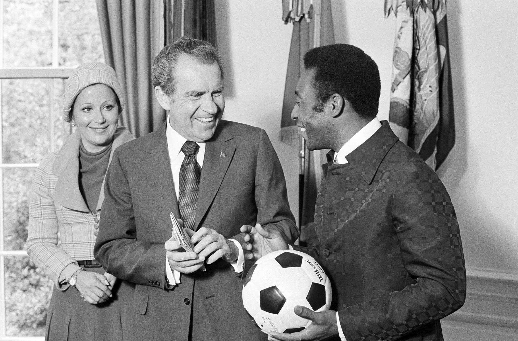 Pele hành động trong trận đấu ở Rio de Janeiro vào ngày 18 tháng 7 năm 1971. [Ảnh:  Matias Rezende/Gervasio Baptista/AP Photo]