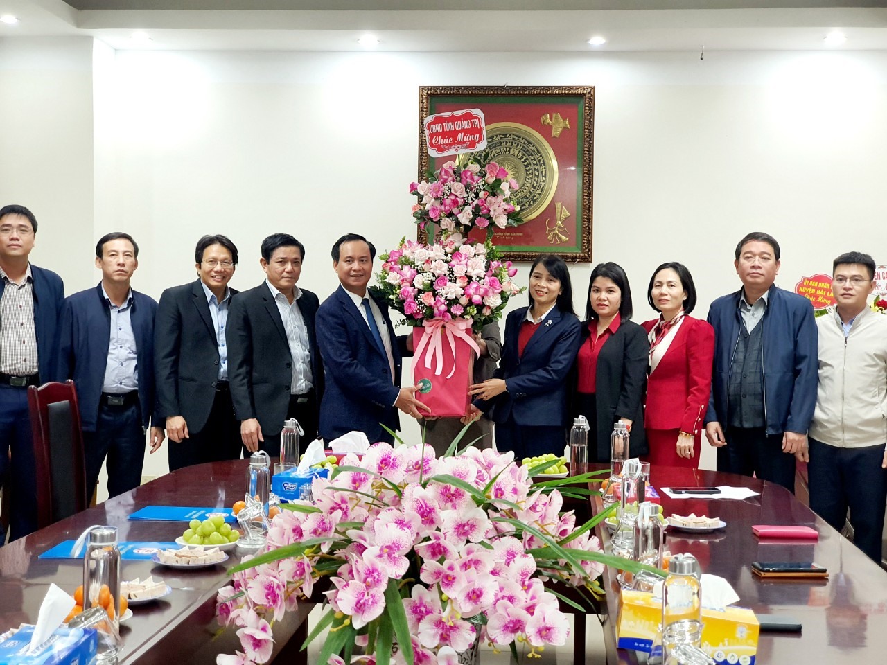 Chủ tịch UBND tỉnh Võ Văn Hưng tặng hoa, biểu dương ngành tài chính có nhiều nỗ lực trong thực hiện nhiệm vụ - Ảnh: T.T