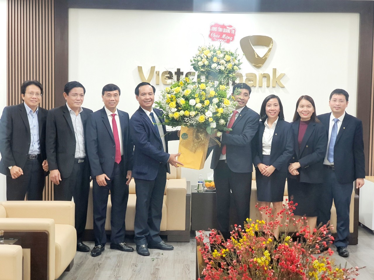 Chủ tịch UBND tỉnh Võ Văn Hưng tặng hoa chúc mừng Vietcombank Quảng Trị - Ảnh: T.T