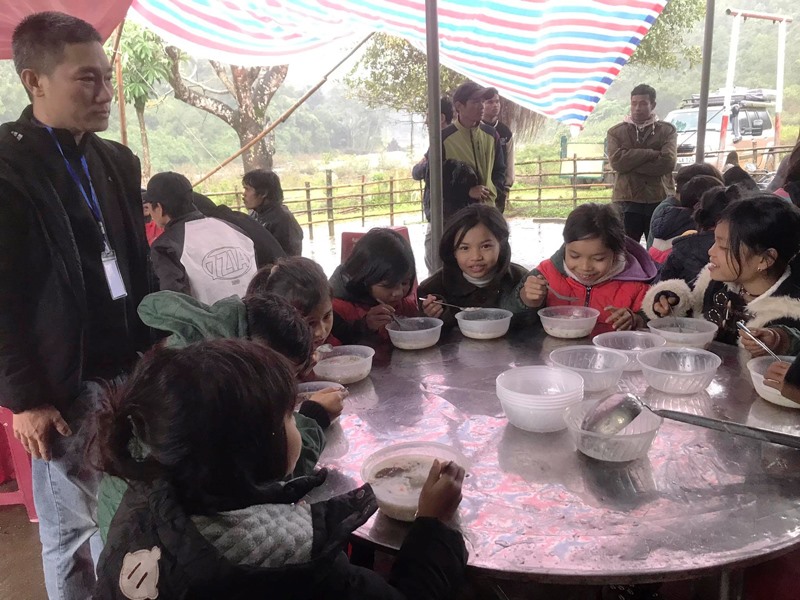 Nhóm Diễn đàn tuổi trẻ Quảng Trị nấu bữa ăn dinh dưỡng cho các em học sinh ở thôn Cuôi, xã Hướng Lập, huyện Hướng Hóa - Ảnh: N.P