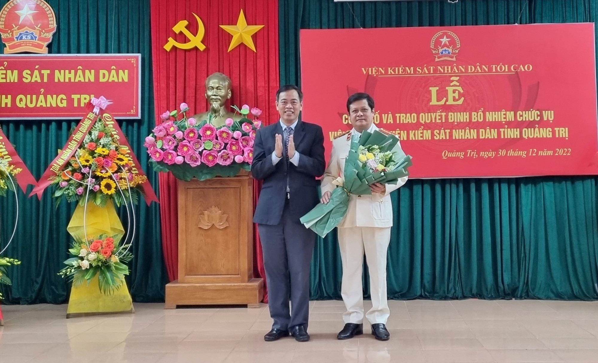 Phó Bí thư Thường trực Tỉnh ủy, Chủ tịch HĐND tỉnh Nguyễn Đăng Quang tặng hoa chúc mừng tân Viện trưởng Viện KSND tỉnh Dương Xuân Sanh - Ảnh: K.S