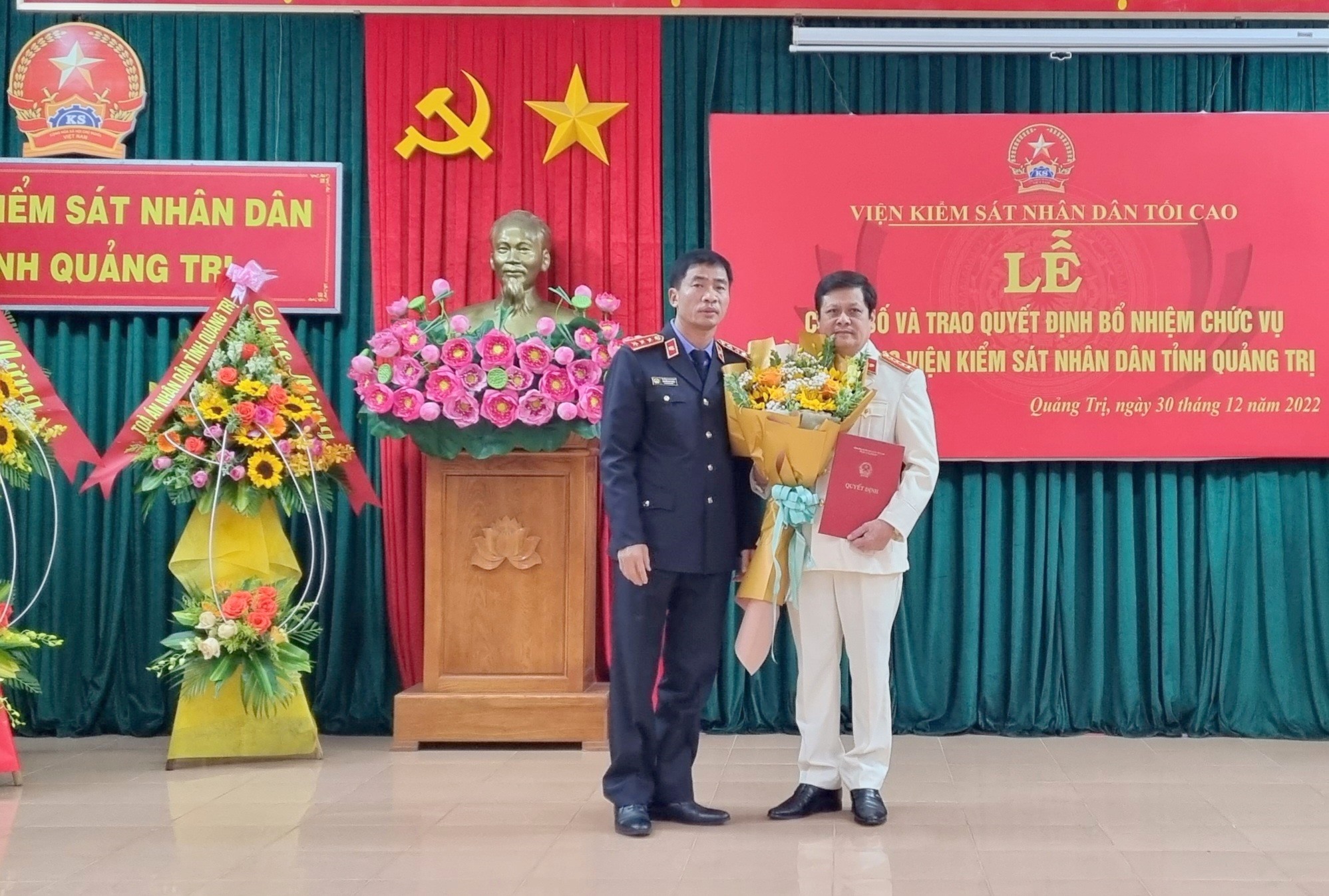 Phó Viện trưởng Viện KSND tối cao Nguyễn Duy Giảng trao quyết định và tặng hoa chúc mừng tân Viện trưởng Viện KSND tỉnh Dương Xuân Sanh - Ảnh: K.S